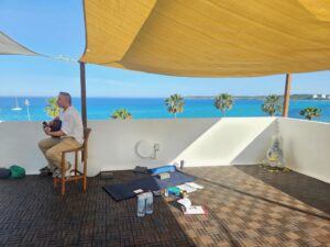 Yoga Hotel Mallorca Ausblick hinter Musiker auf Dachterasse