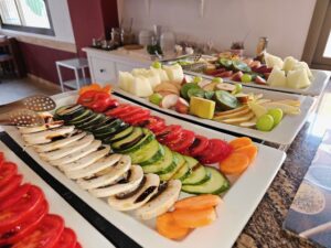 Yoga Hotel Mallorca Frühstück Gemüse und Obstplatte