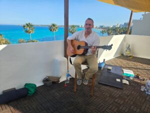 Yoga Hotel Mallorca Live Musik mit Musiker auf Dachterasse